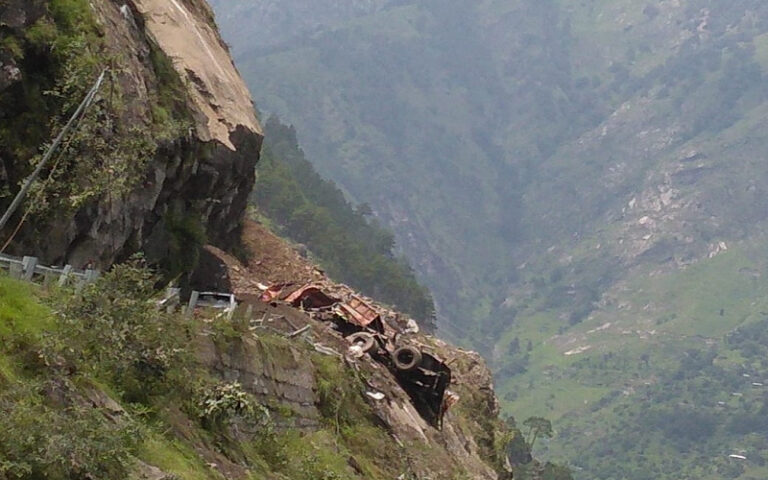 ಹಿಮಾಚಲ ಪ್ರದೇಶ: ಭೂಕುಸಿತಕ್ಕೆ ಓರ್ವ ಬಲಿ, ಅವಶೇಷಗಳ ಅಡಿಯಲ್ಲಿ 30ಕ್ಕೂ ಹೆಚ್ಚು ಮಂದಿ