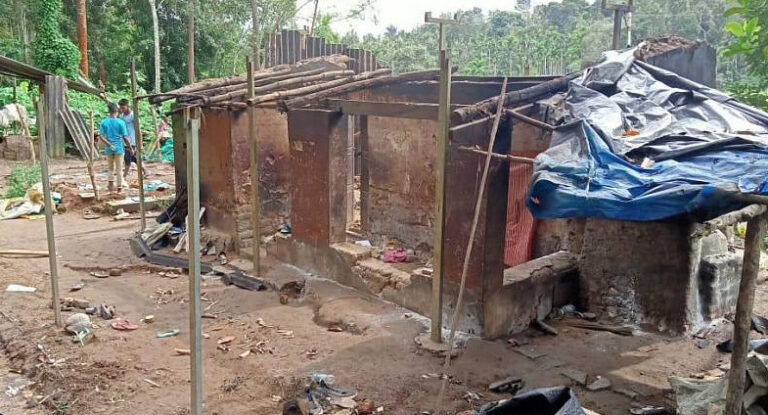 ಕೊಡಗು: ಪಕ್ಕದ ಮನೆಯವರ ಕೃತ್ಯಕ್ಕೆ ಮನೆ ಕಳೆದುಕೊಂಡು ಬೀದಿಗೆ ಬಿದ್ದ ಯರವ ಸಮುದಾಯದ ಕುಟುಂಬ