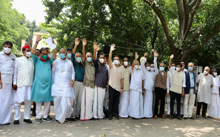 ಕಿಸಾನ್ ಸಂಸತ್: ರೈತರಿಗೆ ಬೆಂಬಲ ನೀಡಿ ವಿಪಕ್ಷ ನಾಯಕರ ಜಂಟಿ ಪ್ರತಿಭಟನೆ