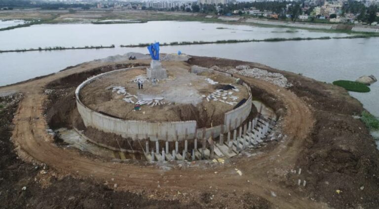 ಬೇಗೂರು ಕೆರೆ ಉಳಿಸಿ ಹೋರಾಟಕ್ಕೆ ಕೋಮು ಬಣ್ಣ: ಹೈಕೋರ್ಟ್ ಆದೇಶ ಧಿಕ್ಕರಿಸಿ ಕೆರೆ ಮಧ್ಯೆ ಶಿವ ವಿಗ್ರಹ ಅನಾವರಣ