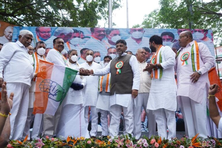 ವಕೀಲ, ಹಿರಿಯ ಪತ್ರಕರ್ತ ಸಿ.ಎಸ್. ದ್ವಾರಕಾನಾಥ್ ಕಾಂಗ್ರೆಸ್ ಸೇರ್ಪಡೆ