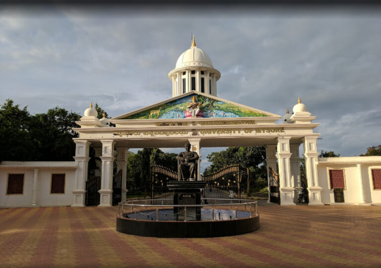 ಸಂಜೆ ವೇಳೆ ಹೆಣ್ಣು ಮಕ್ಕಳು ಹೊರಬರಬಾರದು: ಮೈಸೂರು ವಿ.ವಿ ಸುತ್ತೋಲೆಗೆ ತೀವ್ರ ಆಕ್ರೋಶ