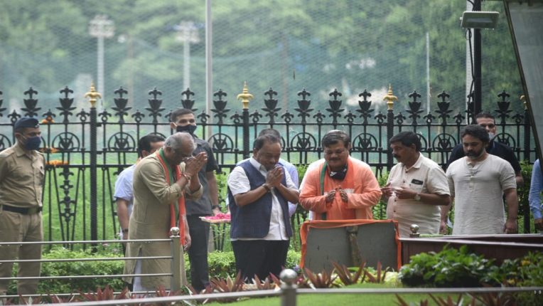 ಮಹಾರಾಷ್ಟ್ರ BJP ಕಾರ್ಯಕರ್ತರ ಮೇಲೆ ಪ್ರಕರಣ ದಾಖಲು: ಬಿಜೆಪಿ -ಶಿವಸೇನೆ ನಡುವೆ ವಾಕ್ಸಮರ