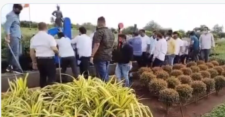 ಮುಂಬೈ ವಿಮಾನ ನಿಲ್ದಾಣದಲ್ಲಿನ ‘ಅದಾನಿ ಏರ್‌ಪೋರ್ಟ್’ ಬೋರ್ಡ್‌ಗಳನ್ನು ಕಿತ್ತೆಸೆದ ಶಿವಸೇನೆ ಕಾರ್ಯಕರ್ತರು