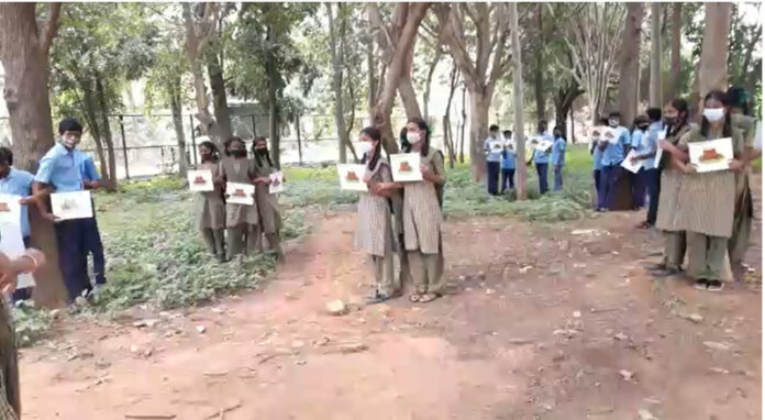 ಬೆಂಗಳೂರು: ಮರ ಕಡಿಯದಂತೆ ಸರ್ಕಾರಿ ಶಾಲಾ ಮಕ್ಕಳಿಂದ ಅಪ್ಪಿಕೊ ಚಳವಳಿ