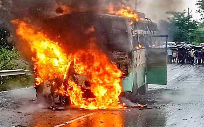 ಜಾರ್ಖಂಡ್‌ನಲ್ಲಿ ಕಾರು-ಬಸ್ ಮುಖಾಮುಖಿ ಡಿಕ್ಕಿ- ಐವರು ಸಜೀವ ದಹನ