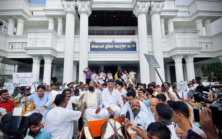 ಬೆಲೆ ಏರಿಕೆ ವಿರೋಧಿಸಿ ಟಾಂಗಾ ಸವಾರಿ ಮಾಡಿದ ಕಾಂಗ್ರೆಸ್ ನಾಯಕರು