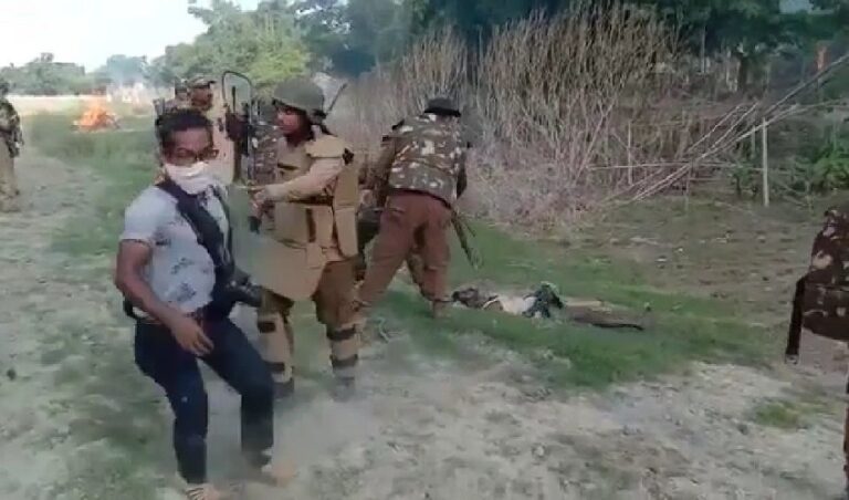 ವಿಡಿಯೊ➤ಮನೆ ತೆರವು ವಿರೋಧಿಸಿ ಪ್ರತಿಭಟಿಸಿದ ವ್ಯಕ್ತಿಯನ್ನು ಹೊಡೆದುರುಳಿಸಿದ ಅಸ್ಸಾಂ ಪೊಲೀಸ್‌‌ | Naanu gauri