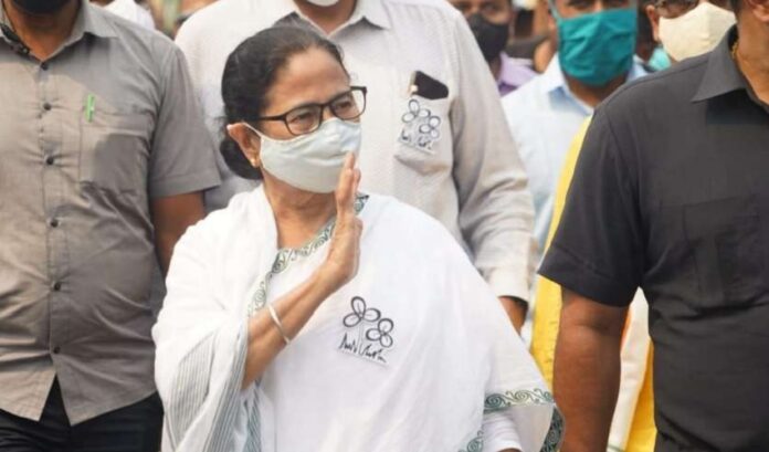 ಬೆಲೆ ಹೆಚ್ಚಳದಿಂದ ಕೇಂದ್ರ ಸಂಗ್ರಹಿಸಿರುವ 4 ಲಕ್ಷ ಕೋಟಿಯನ್ನು ರಾಜ್ಯಗಳಿಗೆ ಹಂಚಬೇಕು: ಮಮತಾ ಬ್ಯಾನರ್ಜಿ