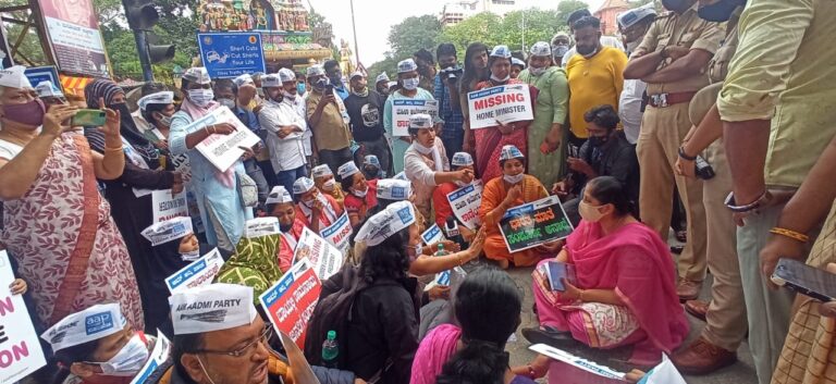 ಪ್ರಮೀಳಾ ನಾಯ್ಡು ವಜಾಗೆ ಆಗ್ರಹಿಸಿ, ಮಹಿಳಾ ಆಯೋಗಕ್ಕೆ ಬೀಗ ಜಡಿದು ಎಎಪಿ ಪ್ರತಿಭಟನೆ