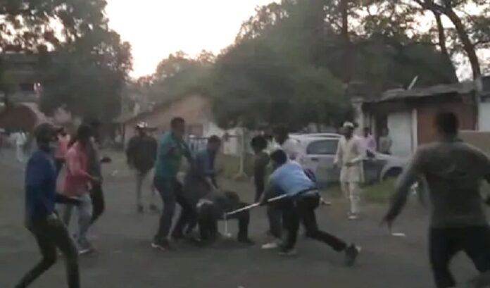 ವಿಡಿಯೊ➤ಬಜರಂಗದಳದ ದುಷ್ಕಮಿಗಳಿಂದ ಫಿಲ್ಮ್‌ ಸೆಟ್‌ ಮೇಲೆ ದಾಳಿ; ಸಿಬ್ಬಂದಿಗೆ ತೀವ್ರ ಹಲ್ಲೆ | Naanu Gauri