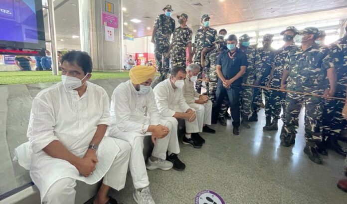 ಲಖಿಂಪುರ್‌ ಭೇಟಿ: ರಾಹುಲ್‌ ಗಾಂಧಿಗೆ ಅನುಮತಿ ನೀಡಿ ಏರ್‌ಪೋರ್ಟ್‌ನಲ್ಲಿ ತಡೆದ ಆದಿತ್ಯನಾಥ್‌ ಸರ್ಕಾರ | Naanu Gauri