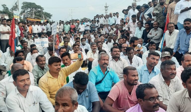 ಸಚಿವ ಕಾರಜೋಳ ಕಚೇರಿ ಮುಂದೆ ಪ್ರತಿಭಟಿಸಲು ಹೊರಟ ರೈತ-ಕಾರ್ಮಿಕರನ್ನು ತಡೆದ ಪೊಲೀಸರು