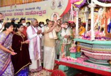ಮೈಸೂರು ದಸರಾ: ಚಾಮುಂಡಿ ದೇವಿಗೆ ಪುಷ್ಪ ನಮನ ಸಲ್ಲಿಸಿ ದಸರಾಗೆ ಮಾಜಿ ಸಿಎಂ ಎಸ್.ಎಂ.ಕೃಷ್ಣ ಚಾಲನೆ