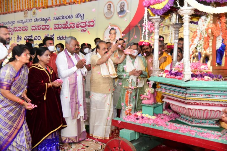 ಮೈಸೂರು ದಸರಾ: ಚಾಮುಂಡಿ ದೇವಿಗೆ ಪುಷ್ಪ ನಮನ ಸಲ್ಲಿಸಿ ದಸರಾಗೆ ಮಾಜಿ ಸಿಎಂ ಎಸ್.ಎಂ.ಕೃಷ್ಣ ಚಾಲನೆ