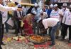 ಬೆಂಗಳೂರು: ರಸ್ತೆ ಗುಂಡಿಗಳಿಗೆ ಹೂವು, ರಂಗೋಲಿ ಹಾಕಿ ಹಬ್ಬ ಮಾಡಿದ ಎಎಪಿ