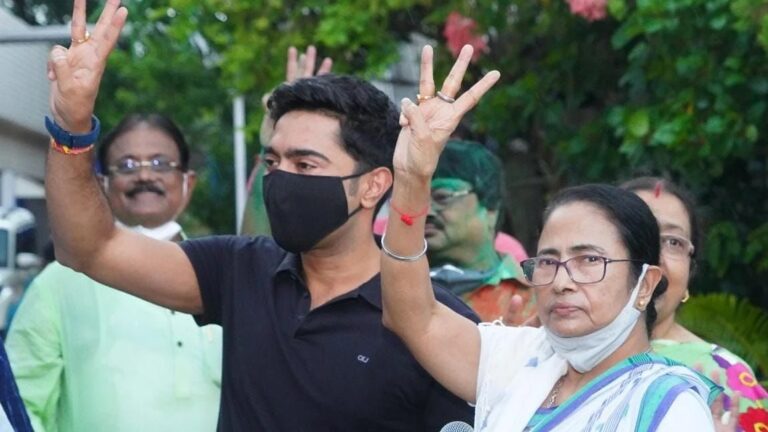 ‘ಮಾ, ಮಟಿ, ಮನುಷ್‌’ ಎಂದು ಮೂರು ಬೆರಳೆತ್ತಿ ದಿಗ್ವಿಜಯ ಸಂಭ್ರಮಿಸಿದ ದೀದಿ