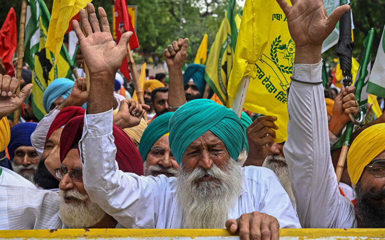 ರೈತನ ಬೆತ್ತಲೆ ಸುಲಿದು ಪುಟಗೋಸಿ ಎಸೆವ ಪ್ರಧಾನಿ