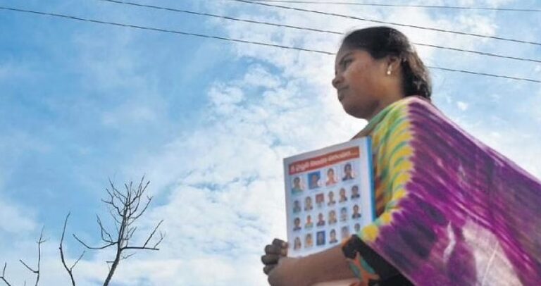 ಹೈದರಾಬಾದ್: ಪಿಯುಸಿಯಲ್ಲಿ 80% ಗಳಿಸಿದರೂ ಕಾಲೇಜು ಶುಲ್ಕ ಕಟ್ಟಲಾಗದೇ ಕೂಲಿ ಕಾರ್ಮಿಕಳಾದ ವಿದ್ಯಾರ್ಥಿನಿ