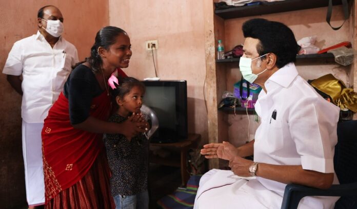 ದೇವಸ್ಥಾನದಲ್ಲಿ ಊಟ ನಿರಾಕರಿಸಿದ್ದ ಆದಿವಾಸಿ ಮಹಿಳೆಯ ಮನೆಗೆ ಭೇಟಿ ನೀಡೆದ ತಮಿಳುನಾಡು ಸಿಎಂ | Naanu Gauri