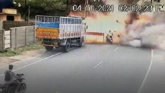 ಸ್ಕೂಟರ್‌ನಲ್ಲಿ ತೆರಳುತ್ತಿದ್ದಾಗ ಭೀಕರ ಸ್ಪೋಟ: ತಂದೆ-ಮಗ ಸ್ಥಳದಲ್ಲೇ ಸಾವು | Naanu gauri