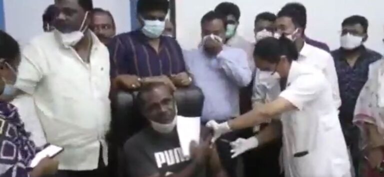 ಲಸಿಕೆಯಿಂದ ಅಡ್ಡಪರಿಣಾಮವಿಲ್ಲ ಎಂಬ ಗ್ಯಾರಂಟಿ ಕೊಡ್ತೀರಾ? ಡಿಸಿಯಿಂದ ಮುಚ್ಚಳಿಕೆ ಬರೆಸಿ ಲಸಿಕೆ ಪಡೆದ ವ್ಯಕ್ತಿ!