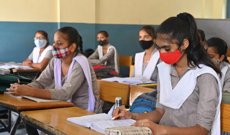 ಹದಿಹರೆಯದವರು ವಿದ್ಯಾರ್ಥಿ ID ಬಳಸಿಕೊಂಡು ಕೊರೊನಾ ಲಸಿಕೆಗೆ ನೋಂದಾಯಿಸಬಹುದು: ಸರ್ಕಾರ