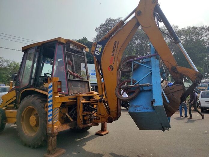 ‘ತೆರವು’ ಹೆಸರಿನಲ್ಲಿ ಬೀದಿಬದಿ ವ್ಯಾಪಾರಿಗಳ ವಸ್ತುಗಳನ್ನು ಜಜ್ಜಿ ಪುಡಿಮಾಡಿ ದರ್ಪ ಮೆರೆದ ಅಧಿಕಾರಿಗಳು | Naanu Gauri