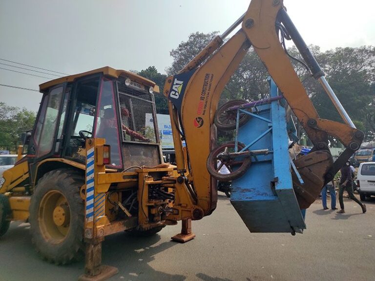 ‘ತೆರವು’ ಹೆಸರಿನಲ್ಲಿ ಬೀದಿಬದಿ ವ್ಯಾಪಾರಿಗಳ ವಸ್ತುಗಳನ್ನು ಜಜ್ಜಿ ಪುಡಿಮಾಡಿ ದರ್ಪ ಮೆರೆದ ಅಧಿಕಾರಿಗಳು | Naanu Gauri