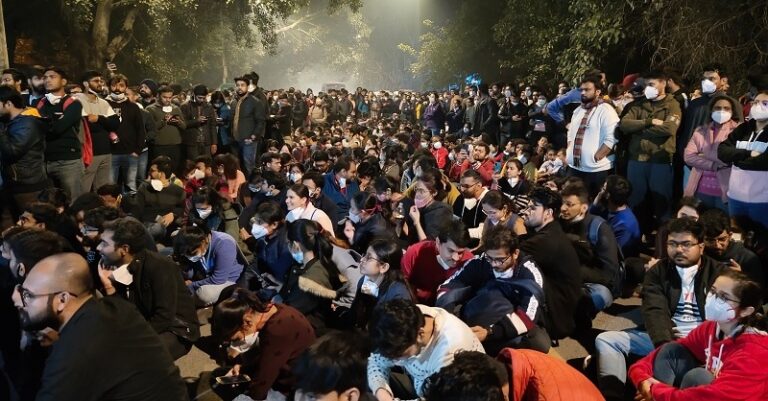 ದೆಹಲಿ: ಪೊಲೀಸರ ಕ್ರಮ ಖಂಡಿಸಿ ಮಧ್ಯರಾತ್ರಿ ವೈದ್ಯರ ಪ್ರತಿಭಟನೆ