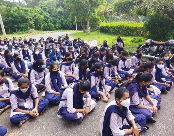 ಕಾಲೇಜು ಆರಂಭವಾಗಿ 2 ತಿಂಗಳಾದರೂ ಹಾಸ್ಟೆಲ್‌ನಲ್ಲಿ ಊಟವಿಲ್ಲ: ಮಹಾರಾಣಿ ವಿದ್ಯಾರ್ಥಿನಿಯರ ಪ್ರತಿಭಟನೆ