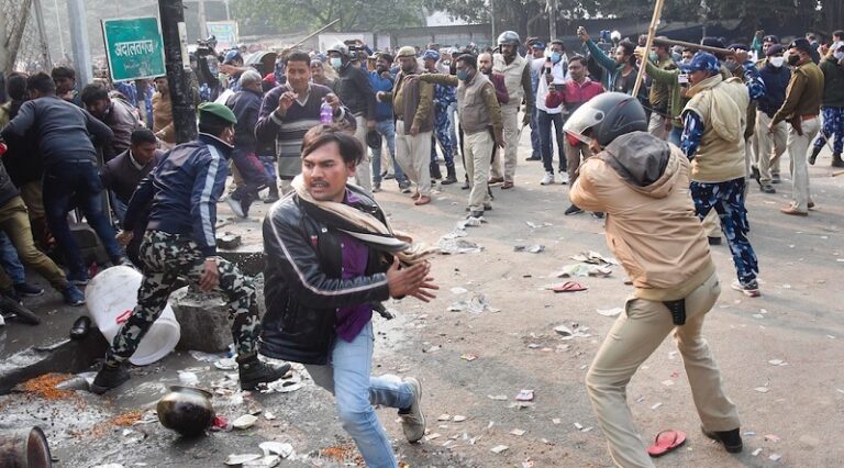 ಬಿಹಾರ: ಬಿಜೆಪಿ ಕಚೇರಿ ಹೊರಗೆ ಪ್ರತಿಭಟಿಸಿದ ಪಂಚಾಯತ್‌ ಕಾರ್ಯದರ್ಶಿಗಳ ಮೇಲೆ ಲಾಠಿಚಾರ್ಜ್‌