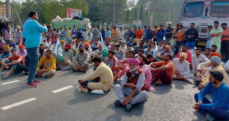 ಪಂಜಾಬ್: ಖಾಸಗಿ ಮಂಡಿಗಳಲ್ಲಿ ಕಡಿಮೆ ದರಕ್ಕೆ ಹತ್ತಿ ಮಾರಲು ಒತ್ತಾಯ – ರೈತರ ಪ್ರತಿಭಟನೆ
