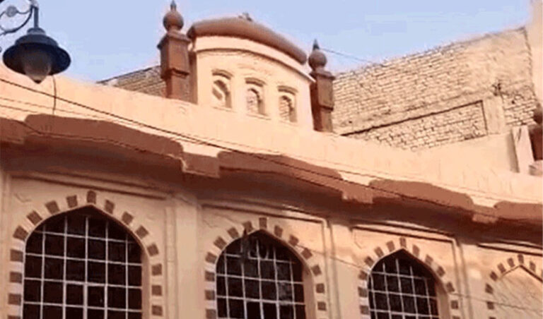 ವಾರಣಾಸಿಗೆ ಪ್ರಧಾನಿ ಮೋದಿ ಭೇಟಿ: ಮಸೀದಿಗೆ ಕೇಸರಿ ಬಣ್ಣ ಬಳಿದ ಅಧಿಕಾರಿಗಳು!