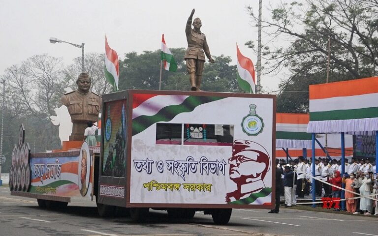 ಕೊಲ್ಕತ್ತಾ: ಗಣರಾಜ್ಯೋತ್ಸವ ಪೂರ್ವಾಭ್ಯಾಸದಲ್ಲಿ ನೇತಾಜಿ ಸುಭಾಷ್ ಚಂದ್ರ ಬೋಸ್ ಸ್ತಬ್ಧಚಿತ್ರ ಪ್ರದರ್ಶನ