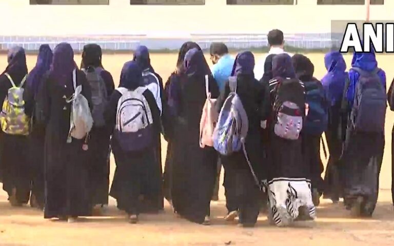 ಕುಂದಾಪುರ: ಹಿಜಾಬ್ ಧರಿಸಿ ಬಂದ ಮುಸ್ಲಿಂ ವಿದ್ಯಾರ್ಥಿನಿಯರಿಗೆ ಪ್ರತ್ಯೇಕ ಕೊಠಡಿ, ಪಾಠವಿಲ್ಲ