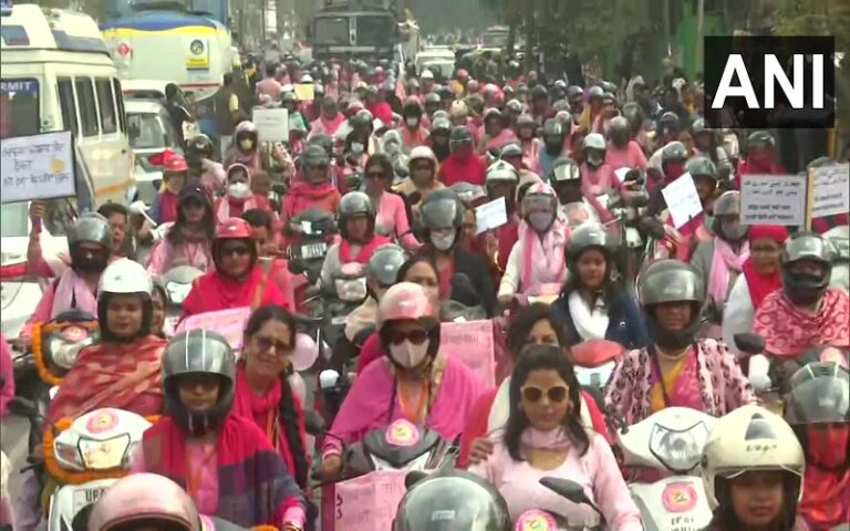 ಯುಪಿ ಚುನಾವಣೆ: ಮತದಾನ ಜಾಗೃತಿ ಮೂಡಿಸಲು ಪಿಂಕ್ ಸ್ಕೂಟಿ ರ್‍ಯಾಲಿ ನಡೆಸಿದ ಶಿಕ್ಷಕಿಯರು