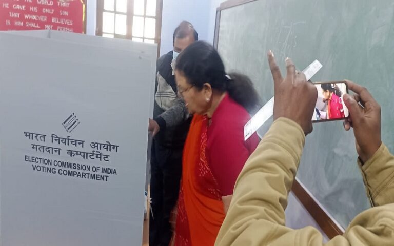 ಯುಪಿ ಚುನಾವಣೆ: ಮತಗಟ್ಟೆಯೊಳಗಿನ ಚಿತ್ರಗಳನ್ನು ಹಂಚಿಕೊಂಡ ಮೇಯರ್‌, FIR ದಾಖಲು