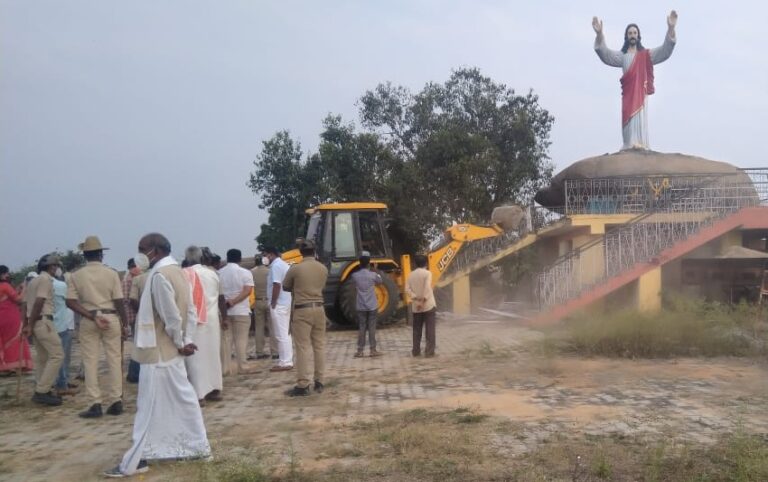 ಕೋಲಾರ - ಪೊಲೀಸ್‌‌ ಬಲದೊಂದಿಗೆ ಅನಧೀಕೃತವಾಗಿ ಚರ್ಚ್‌ ಧ್ವಂಸ ಮಾಡಿದ ತಹಸಿಲ್ದಾರ್‌: ಆರೋಪ | Naanu Gauri