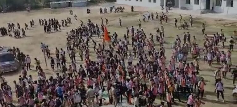 ತಾರಕಕ್ಕೇರಿದ ಹಿಜಾಬ್, ಕೇಸರಿ ಶಾಲು ವಿವಾದ: ಶಿವಮೊಗ್ಗದಲ್ಲಿ ಕೇಸರಿ ಧ್ವಜ ಹಾರಿಸಿ ರಾಷ್ಟ್ರಧ್ವಜಕ್ಕೆ ಅವಮಾನ