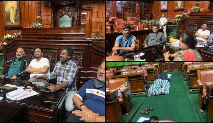 ರಾಷ್ಟ್ರಧ್ವಜಕ್ಕೆ ಅವಮಾನ: ಈಶ್ವರಪ್ಪ ವಜಾಕ್ಕೆ ಆಗ್ರಹಿಸಿ ಅಹೋರಾತ್ರಿ ಧರಣಿ ನಡೆಸಿದ ಕಾಂಗ್ರೆಸ್‌