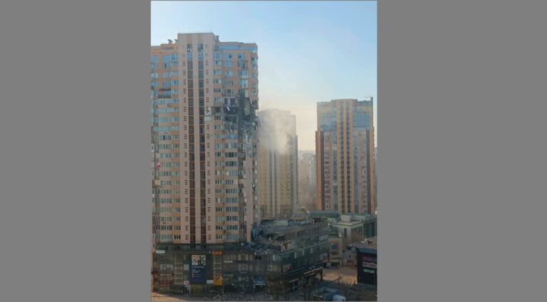 ಉಕ್ರೇನ್‌ ರಾಜಧಾನಿ ಮೇಲೆ ರಷ್ಯಾ ದಾಳಿ: ಬೃಹತ್‌ ಕಟ್ಟಡಕ್ಕೆ ಅಪ್ಪಳಿಸಿದ ಕ್ಷಿಪಣಿ- ಮೇಯರ್‌