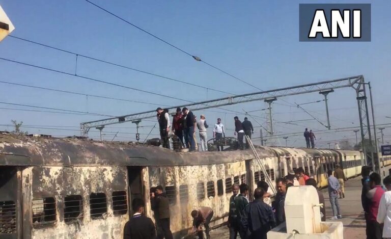 ಉತ್ತರ ಪ್ರದೇಶ: ರೈಲಿನ ಎಂಜಿನ್‌ನಲ್ಲಿ ಆಕಸ್ಮಿಕ ಬೆಂಕಿ, ಅವಘಡ ತಪ್ಪಿಸಲು ರೈಲು ತಳ್ಳಿದ ಪ್ರಯಾಣಿಕರು