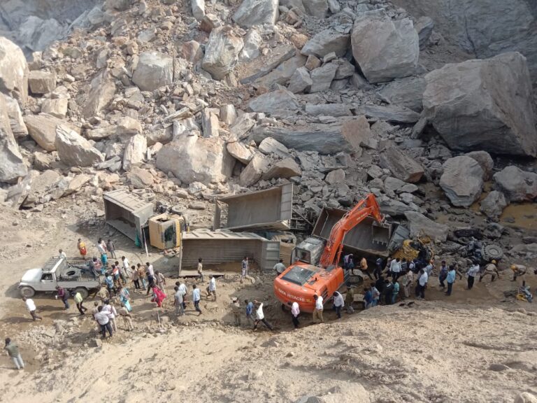 ಗುಂಡ್ಲುಪೇಟೆ: ಬಿಳಿ ಕಲ್ಲು ಕ್ವಾರಿಯಲ್ಲಿ ಗುಡ್ಡ ಕುಸಿತ, 6 ಮಂದಿ ಮಣ್ಣಿನಡಿ ಸಿಲುಕಿರುವ ಶಂಕೆ