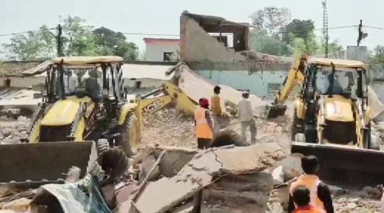 ಬುಲ್ಡೋಜರ್‌ಗಳು ಪರಿಹಾರವಲ್ಲ: ರೈಲ್ವೆ ಇಲಾಖೆಯ ಒಕ್ಕಲೆಬ್ಬಿಸುವಿಕೆ ಕ್ರಮಕ್ಕೆ ಬಾಂಬೆ ಹೈಕೋರ್ಟ್ ಅಸಮಾನಧಾನ