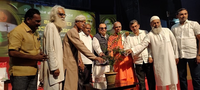 ಕೇಸರಿ ವಸ್ತ್ರ ಪವಿತ್ರವಾದದ್ದು; ಅದನ್ನು ಧರಿಸಿ ಮಾಡಬಾರದ್ದನ್ನು ಮಾಡಬೇಡಿ: ಎಚ್‌ಡಿಕೆ