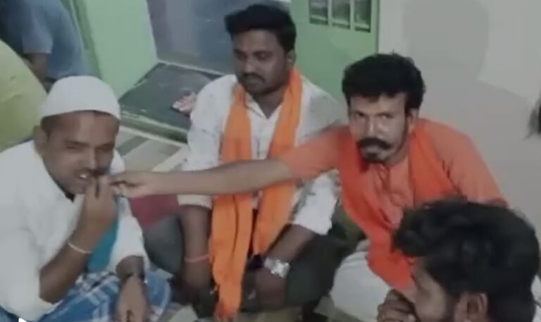 ಸೌಹಾರ್ದ ಕಥನ: ಹಿಂದೂ ಯುವಕರಿಗೆ ಕೇಸರಿ ಶಾಲು ತೊಡಿಸಿದ ಮುಸ್ಲಿಮರು – ಹಣ್ಣು ತಿನ್ನಿಸಿ ಇಫ್ತಾರ್ ಆಚರಿಸಿದ ರಾಮ ಮಾಲ ಭಕ್ತರು