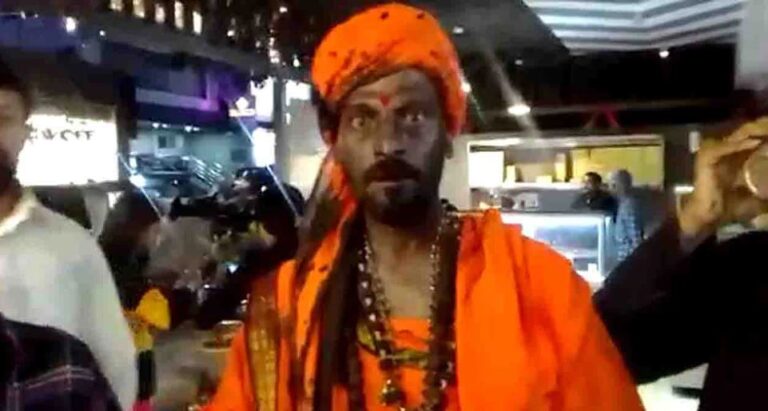 ಕುವೆಂಪು, ಕೆಂಪೇಗೌಡರಿಗೆ ಅವಮಾನ ಆರೋಪ; ಕಾಳಿ ಸ್ವಾಮೀಜಿ ಮುಖಕ್ಕೆ ಮಸಿ ಬಳಿದು ಆಕ್ರೋಶ