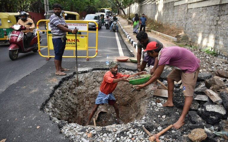 ಮೂರೇ ದಿನದಲ್ಲಿ 6 ಕೋಟಿ ವೆಚ್ಚದ ರಸ್ತೆ ಕುಸಿತ: ಎಂಜಿನಿಯರ್‌ಗಳಿಗೆ ನೋಟಿಸ್ ನೀಡಿದ ಬಿಬಿಎಂಪಿ