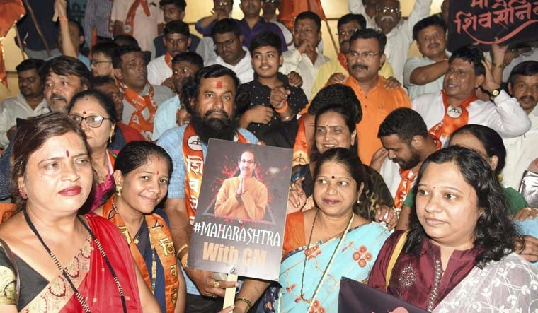 ಮಹಾರಾಷ್ಟ್ರ: ಪಕ್ಷದ ಬಂಡಾಯಗಾರರ ವಿರುದ್ಧ ಬೀದಿಗಿಳಿದ ಶಿವಸೇನಾ ಕಾರ್ಯಕರ್ತರು